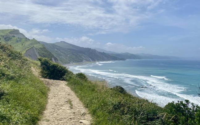 Vista del litoral del Geoparque de la Costa Vasca desde el camino entre Algorri y Elorriaga.