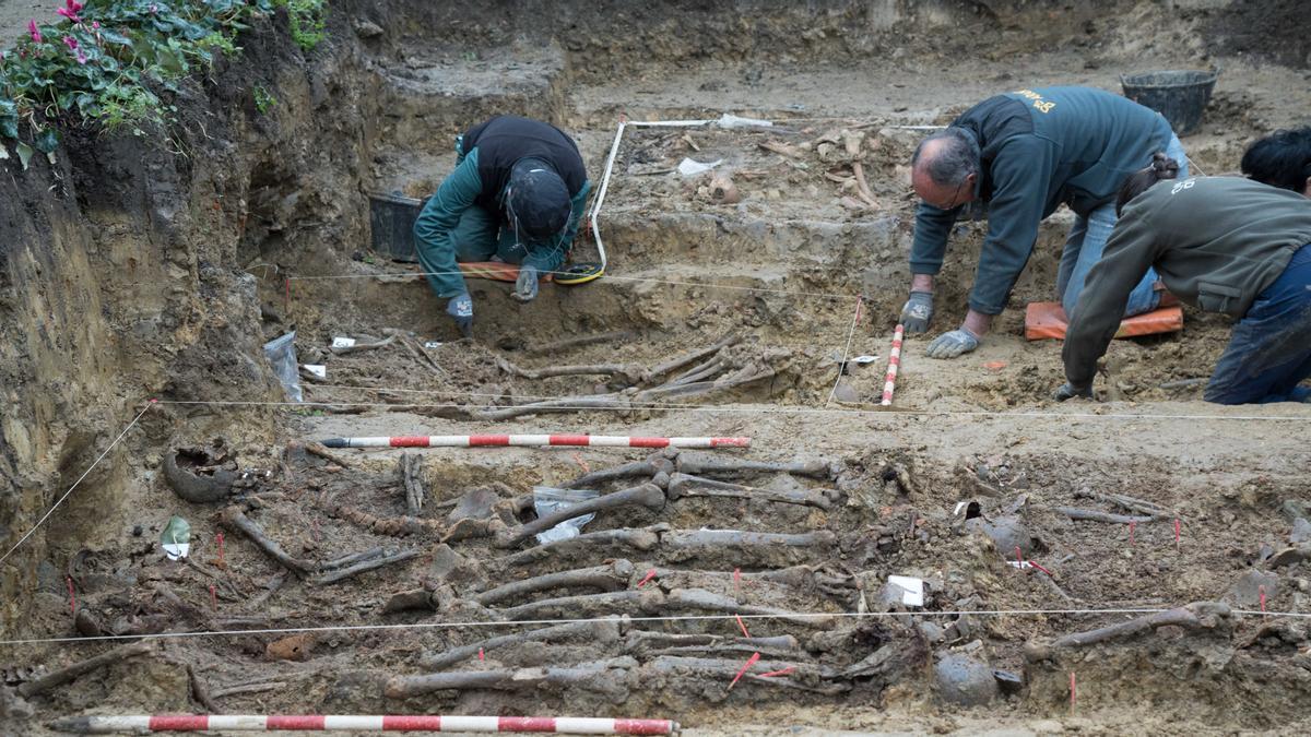 Trabajos de exhumación de los restos de 86 personas en el cementerio de Amorebieta.