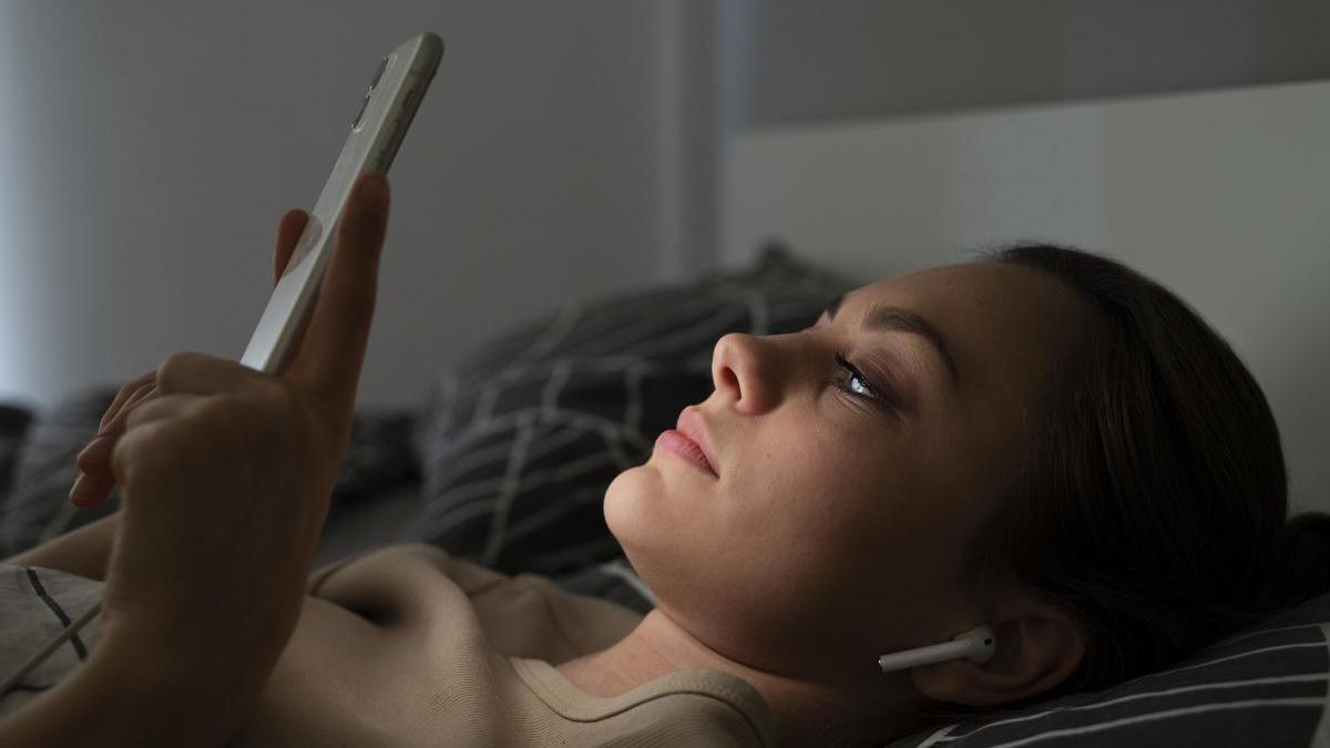 Dormir con el teléfono en la cama o cerca de la almohada puede interferir en la producción de melatonina, la hormona que regula el ciclo de sueño.