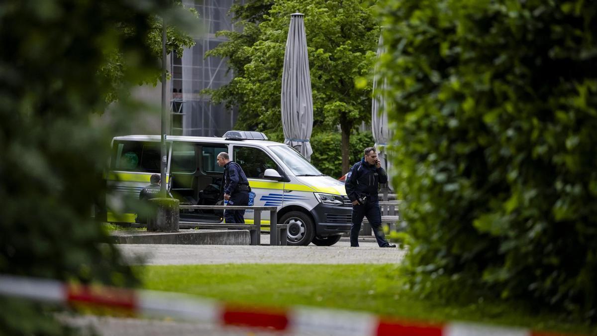 Agentes de policía en Zofingen, el pueblo suizo donde tuvo lugar el ataque.