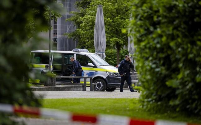 Agentes de policía en Zofingen, el pueblo suizo donde tuvo lugar el ataque. / EFE Agentes de policía en Zofingen, el pueblo suizo donde tuvo lugar el ataque.
