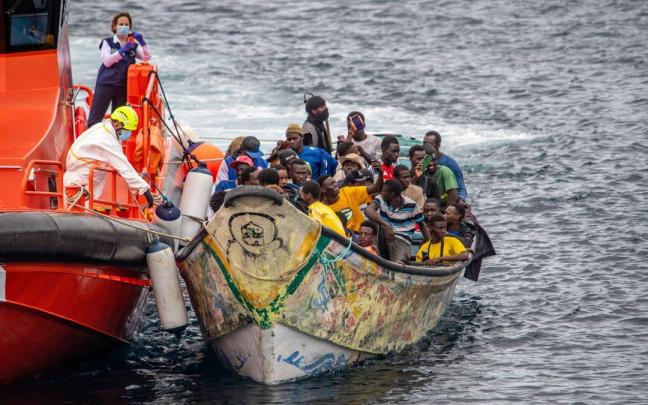 Salvamento marítimo rescata un cayuco con 73 personas, antes de llegar al muelle de La Restinga, en la isla de El Hierro.