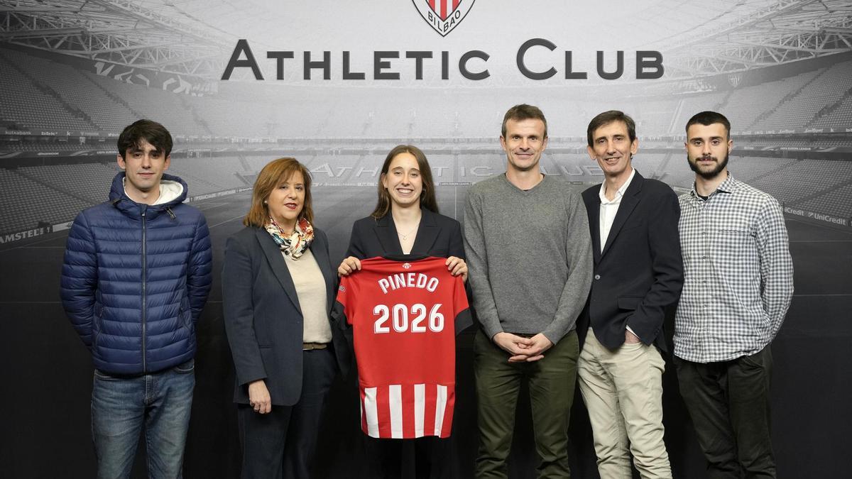 Clara Pinedo, junto a Jon Uriarte, posa con sus familiares