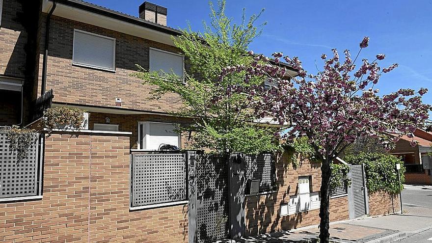 La vivienda está localizada en una urbanización de chalés de Colmenar Viejo.