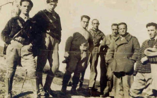 En la imagen, Cándido Saseta visitando al batallón que llevaba su nombre en Lekeitio