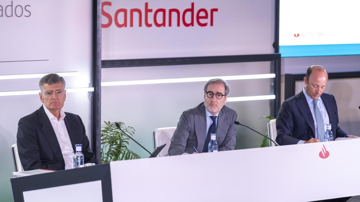 El consejero delegado del Banco Santander, Héctor Grisi, en el centro junto a otros directivos, el pasado miércolesen la presentación de resultados