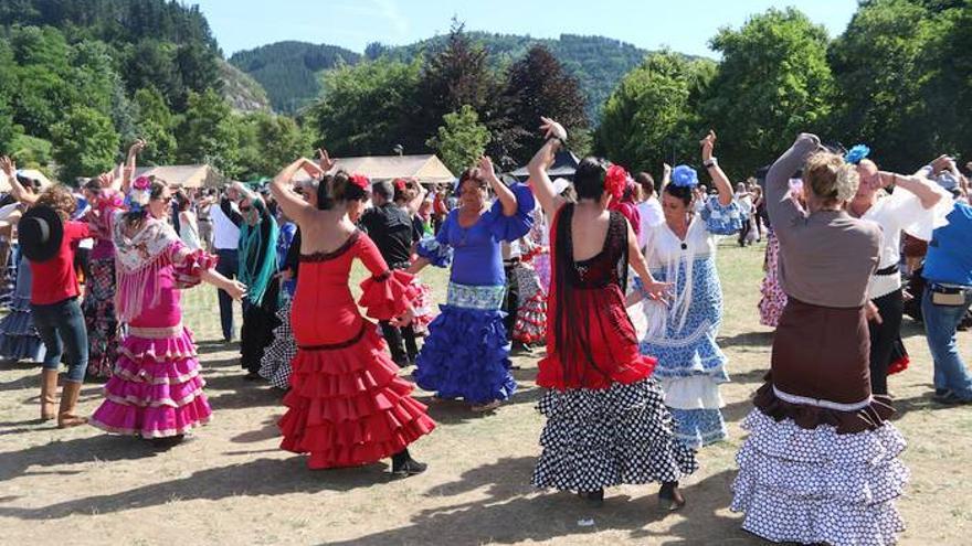 A ritmo de sevillanas transcurre buena parte de la fiesta rociera.