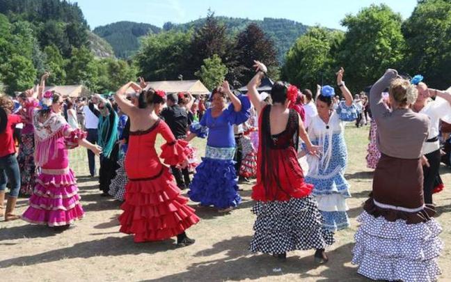 A ritmo de sevillanas transcurre buena parte de la fiesta rociera.