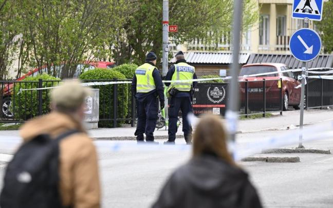 La policía sueca en el lugar del tiroteo. / EFE La policía sueca en el lugar del tiroteo.