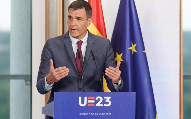 Sánchez, ante los medios.