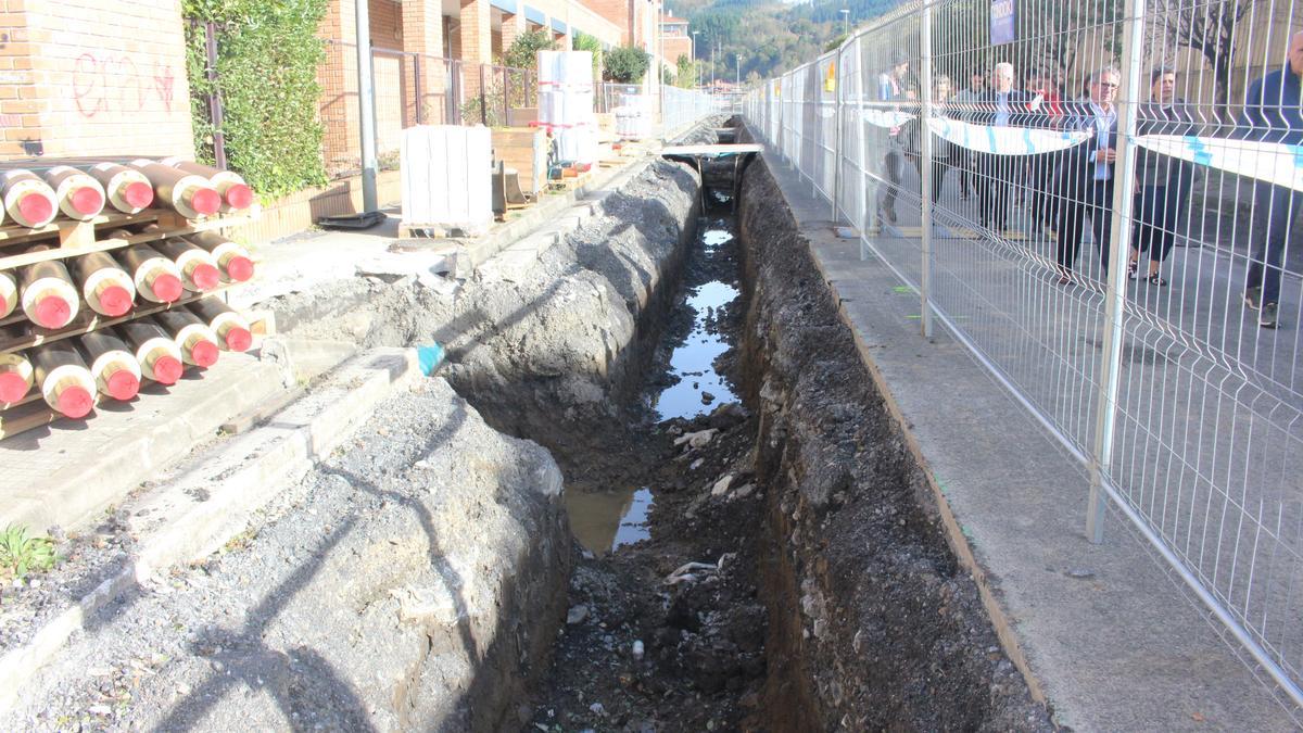 Apertura de la zanja destinada a la instalación de la tubería que conducirá el calor al polideportivo.