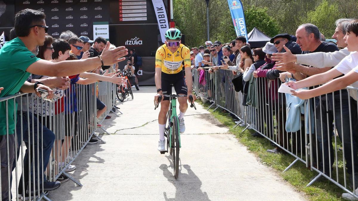 Paul Seixas, el líder, antes de que partiera la etapa.