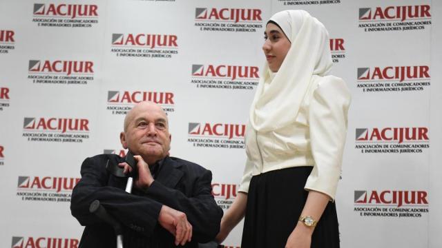 El ciudadano marroquí Ahmed Tommouhi y su hija en una entrega de premios en Madrid. / EP El ciudadano marroquí Ahmed Tommouhi y su hija en una entrega de premios en Madrid.