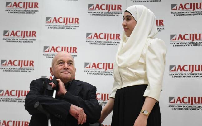 El ciudadano marroquí Ahmed Tommouhi y su hija en una entrega de premios en Madrid.