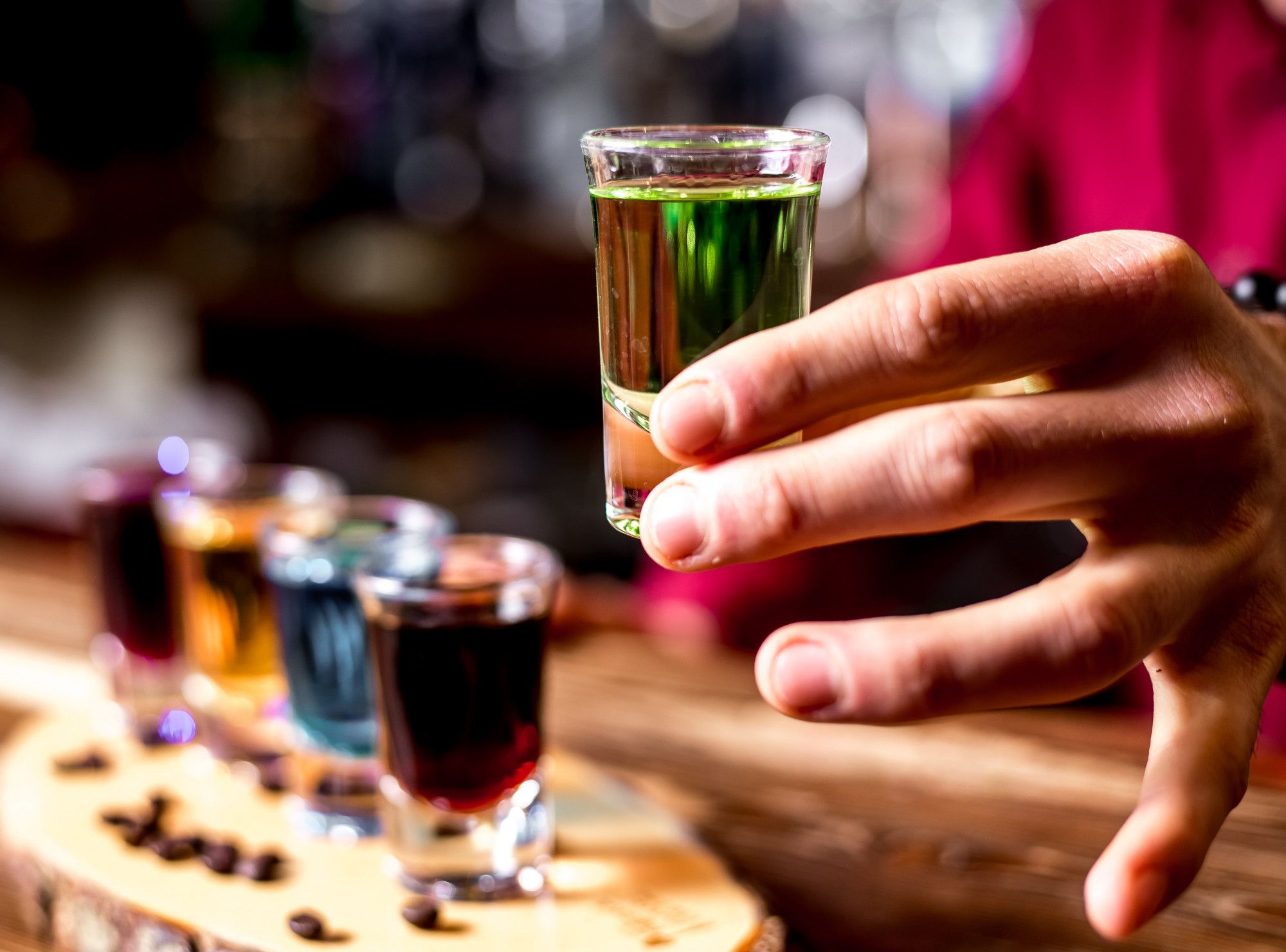 Un hombre se dispone a tomar un chupito en un bar.