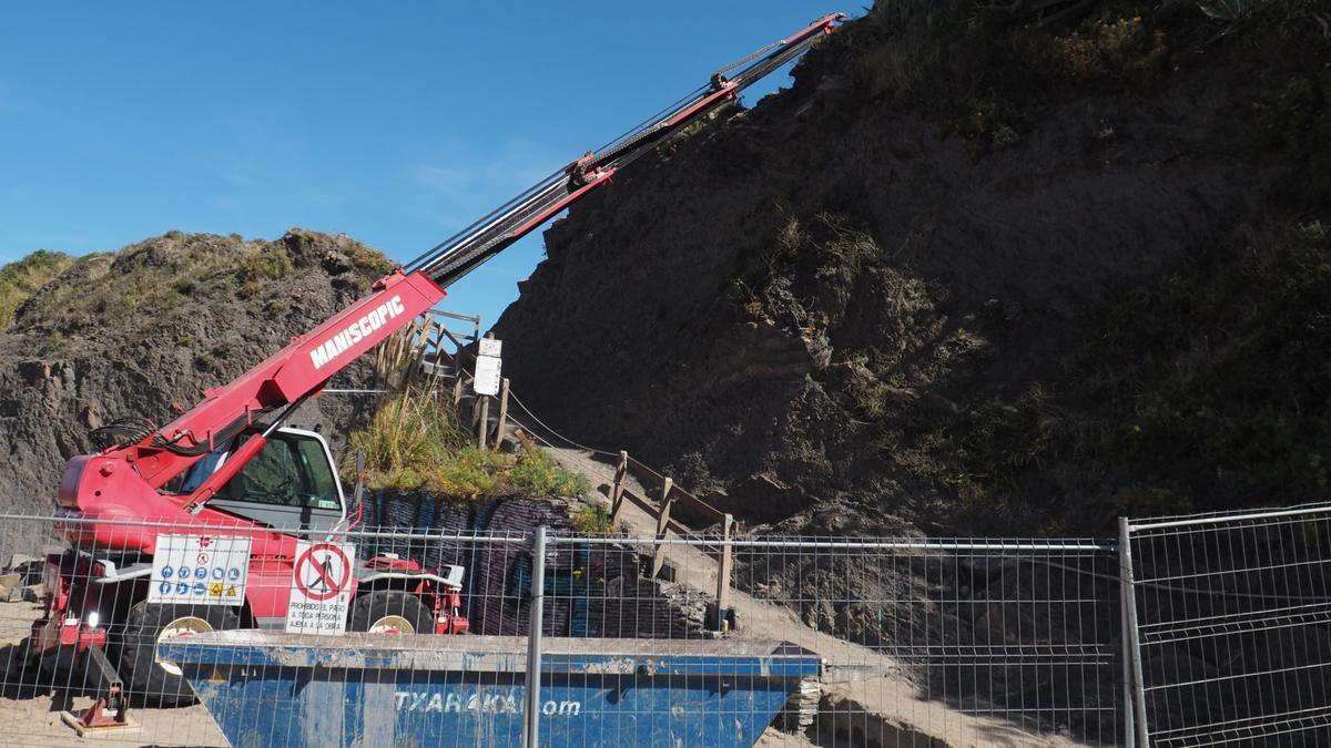 Las obras de demolición de las escaleras y la zona de paso a las Siete Playas comenzaron la pasada semana.