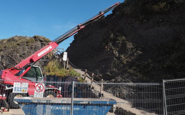 Las obras de demolición de las escaleras y la zona de paso a las Siete Playas comenzaron la pasada semana.