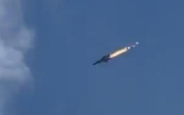 El caza ruso incendiado.