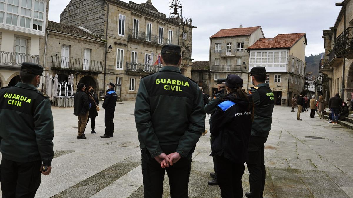 Varios guardias civiles y policías locales en la Plaza Mayor de Ribadavia.