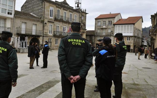 Varios guardias civiles y policías locales en la Plaza Mayor de Ribadavia.