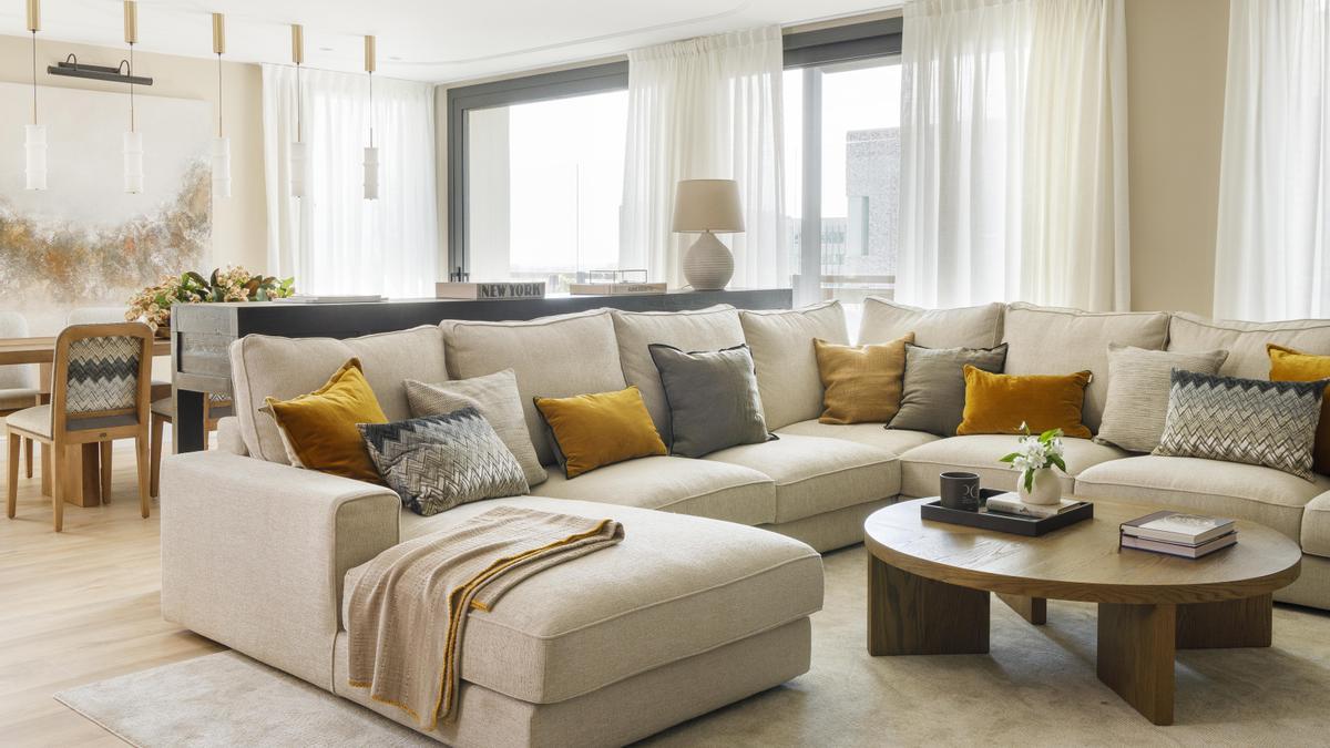 El salón, con un gran sofá en forma de L.