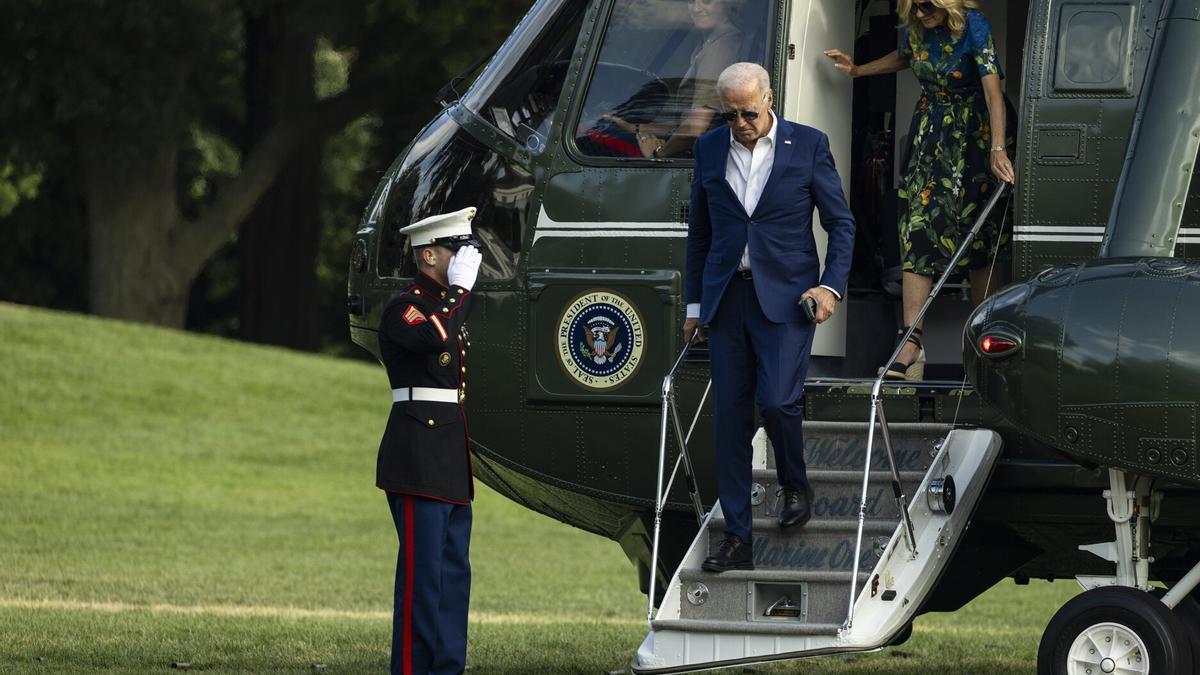 Joe Biden baja junto a su mujer, Jill, del Air Force One durante su etapa como presidente de Estados Unidos.