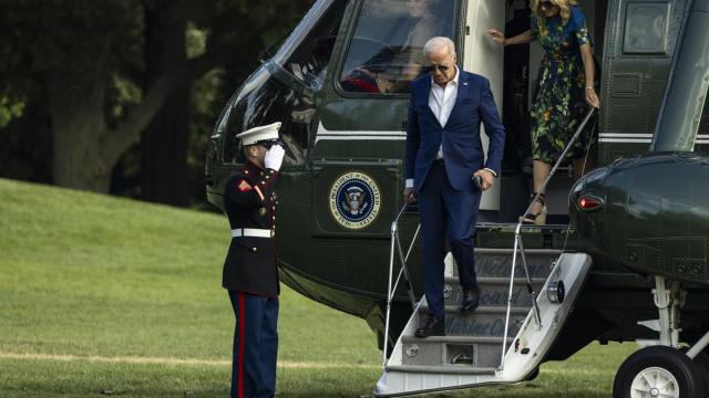 Joe Biden baja junto a su mujer, Jill, del Air Force One durante su etapa como presidente de Estados Unidos.