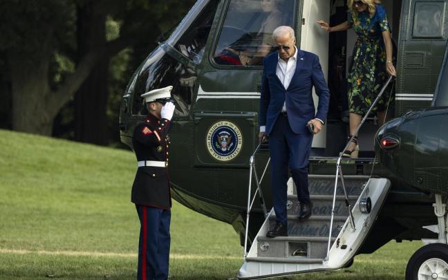 Joe Biden baja junto a su mujer, Jill, del Air Force One durante su etapa como presidente de Estados Unidos.