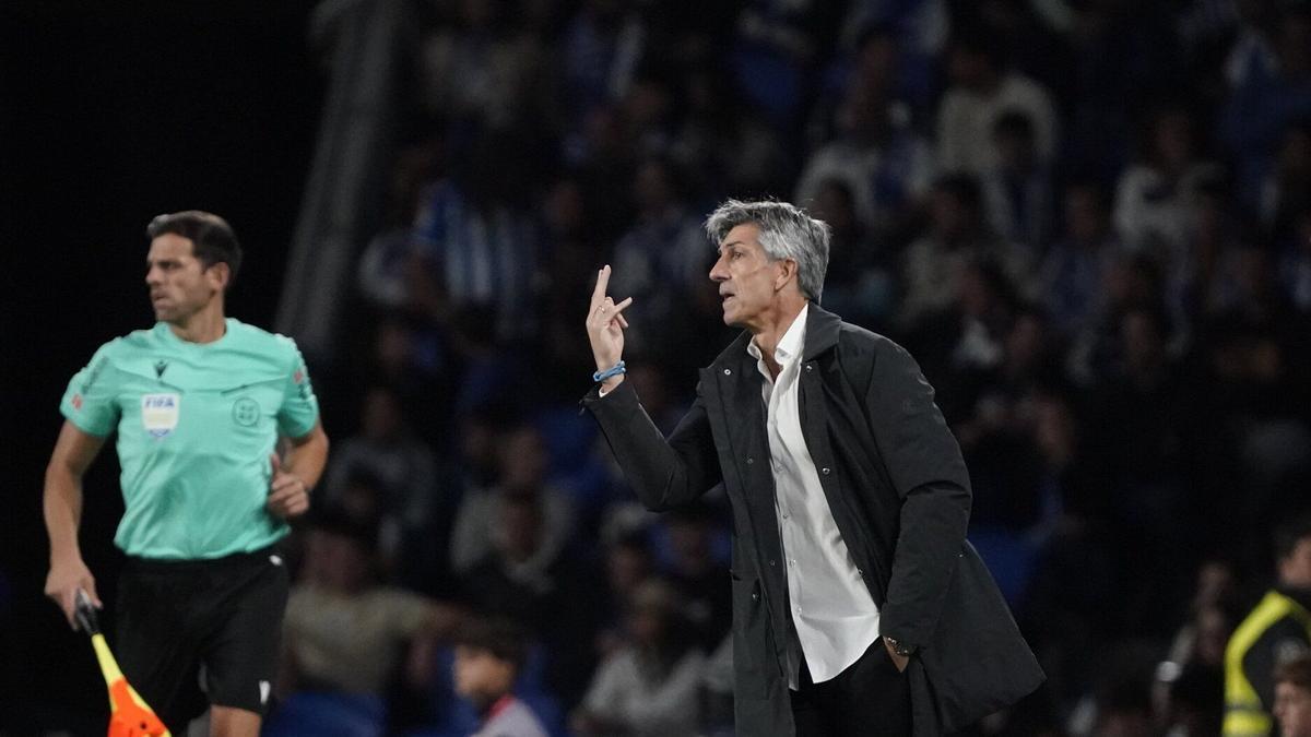 Imanol hace indicaciones a su equipo durante el partido de este sábado en Anoeta. / RUBEN PLAZA