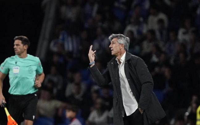 Imanol hace indicaciones a su equipo durante el partido de este sábado en Anoeta. / RUBEN PLAZA