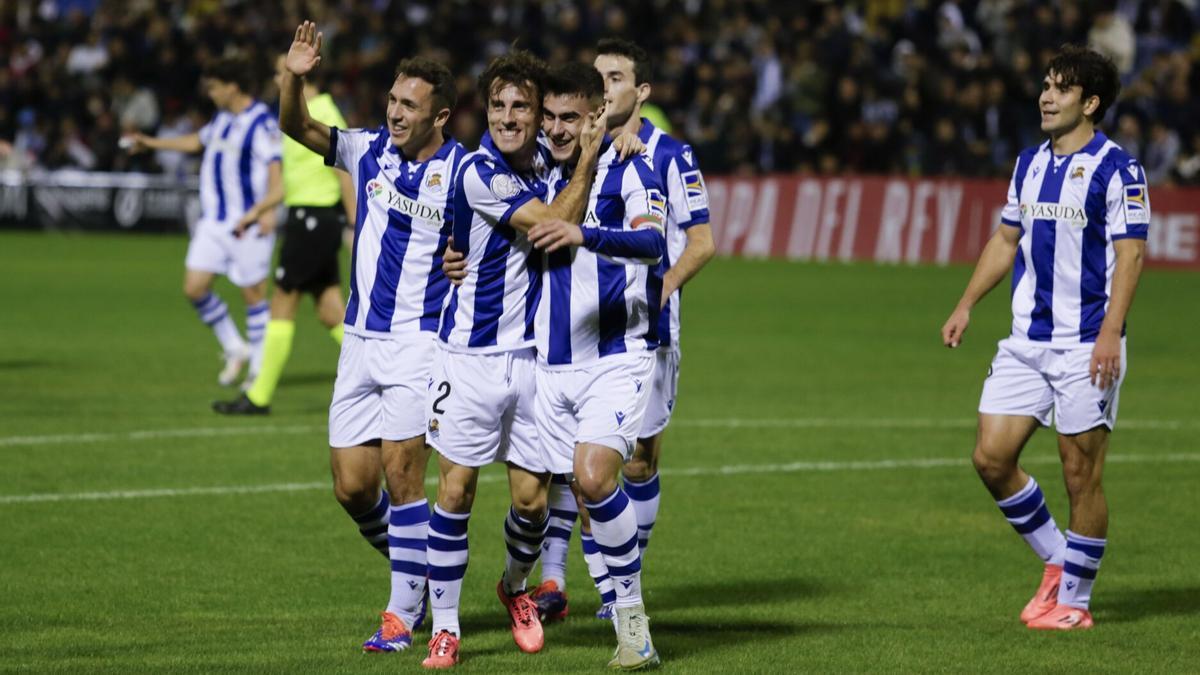 Los jugadores de la Real celebran uno de los goles anotados ante el Jove Español. / P.MIRANZO