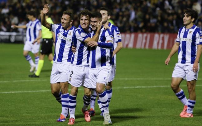 Los jugadores de la Real celebran uno de los goles anotados ante el Jove Español. / P.MIRANZO