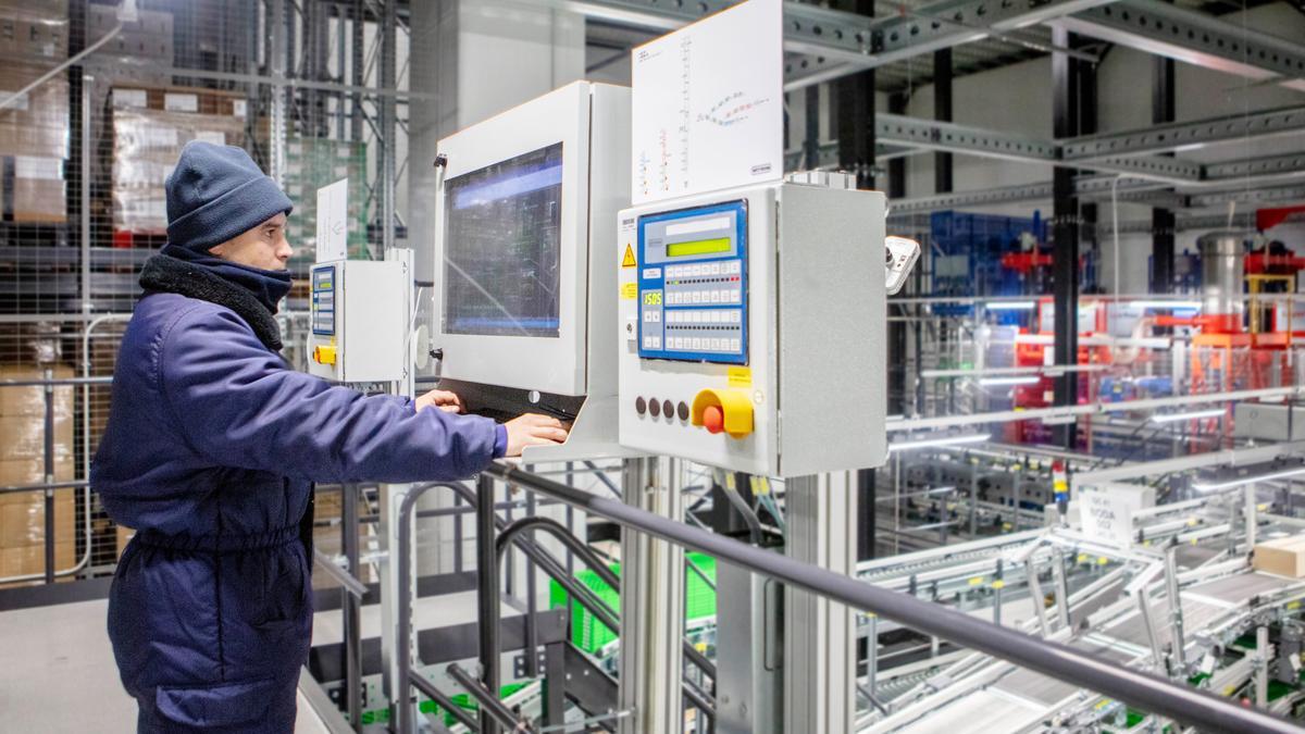 Un trabajador en el bloque logístico de Vitoria-Gasteiz