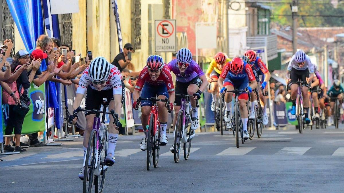 Usoa Ostolaza se impone en el Tour de El Salvador.