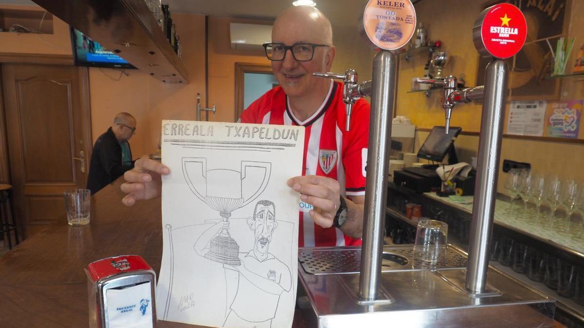 "Dakin" con la caricatura de Zamora que dedicó al título de Copa de la Real Sociedad en 1987.