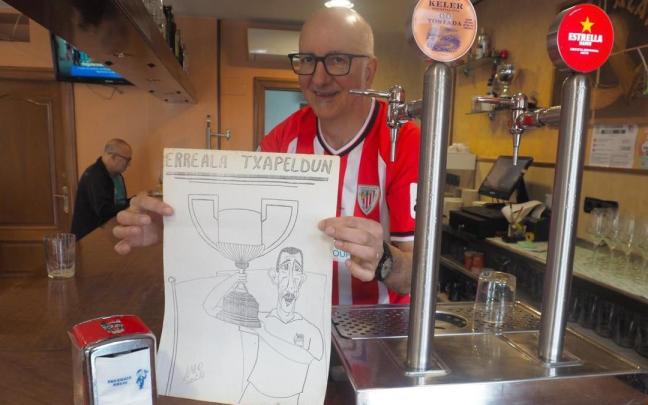 "Dakin" con la caricatura de Zamora que dedicó al título de Copa de la Real Sociedad en 1987.