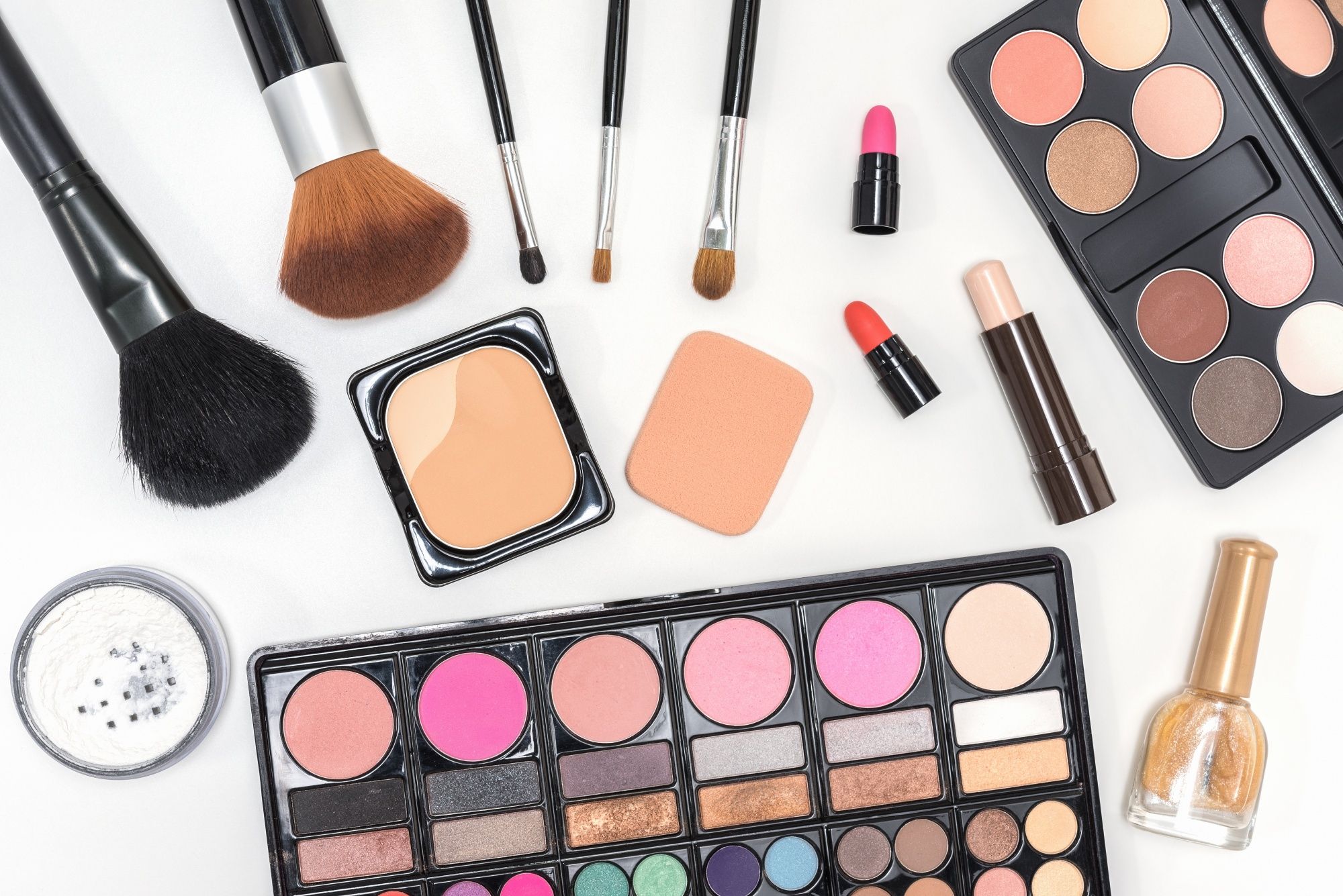 Distintos productos y útiles de maquillaje.