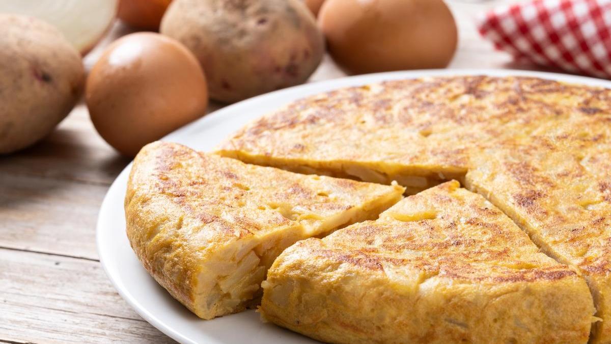 Ni la sartén ni los ingredientes: este es el truco definitivo para que la tortilla de patata quede perfecta