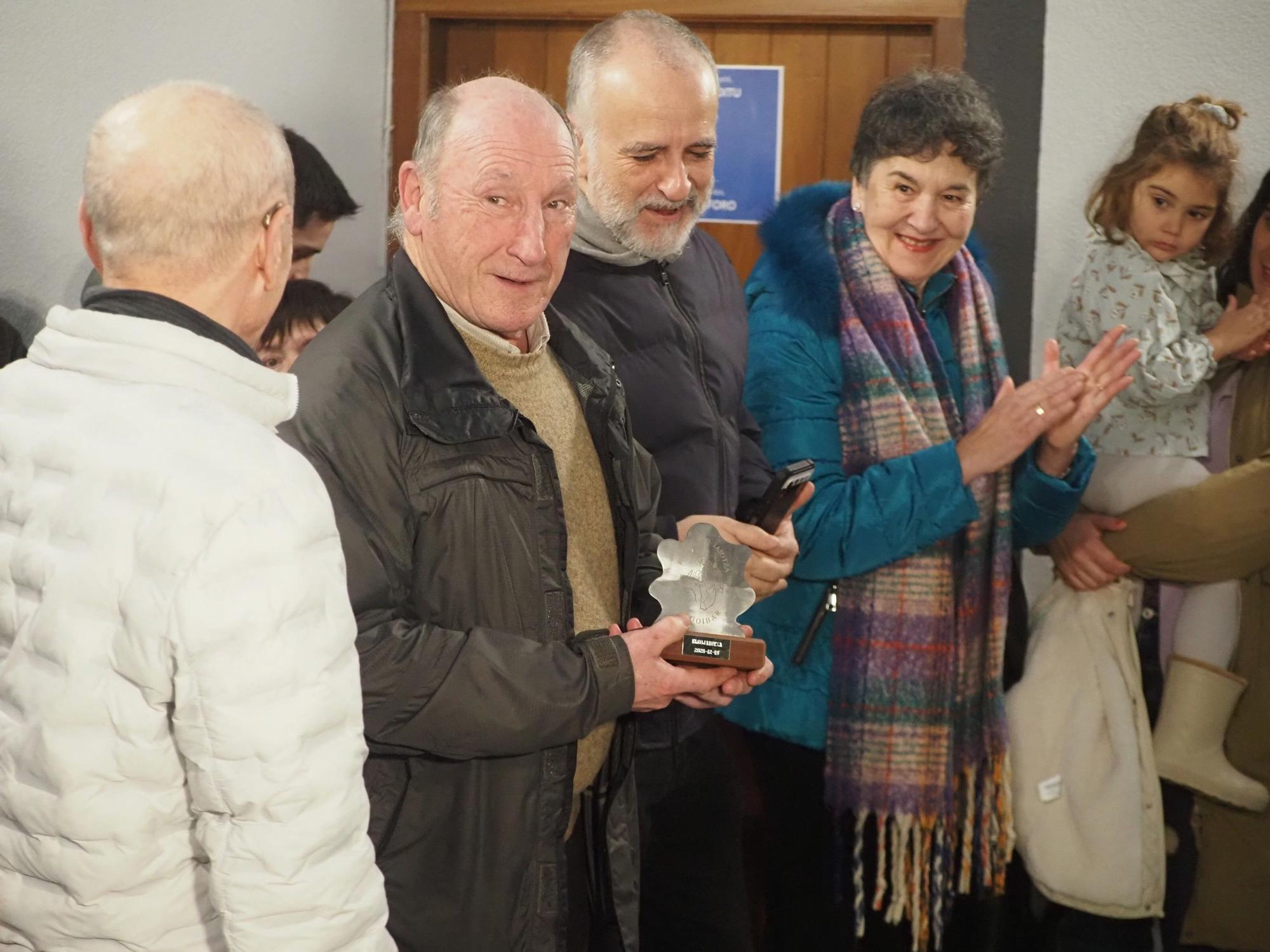Julián Azkue, el popular fotógrafo elgoibartarra, apretó el botón que puso en marcha el belén y recibió el homenaje de Elgojaiotza.