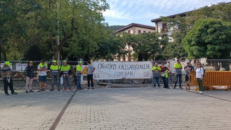 Concentración que protagonizaron trabajadores de la limpieza viaria el sábado a mediodía.