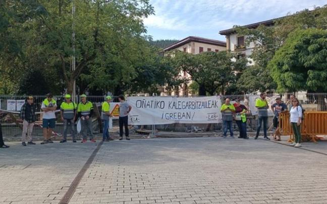 Concentración que protagonizaron trabajadores de la limpieza viaria el sábado a mediodía.
