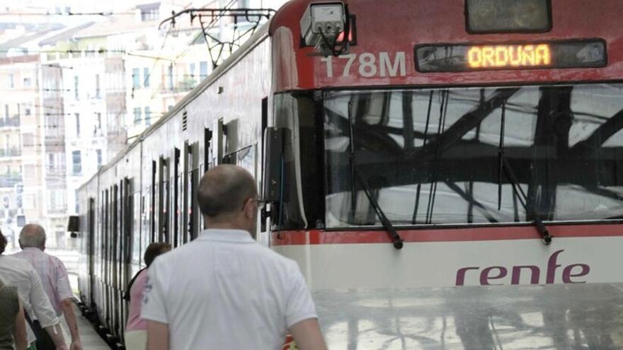 Varios pasajeros de Cercanías, en la estación de Abando.