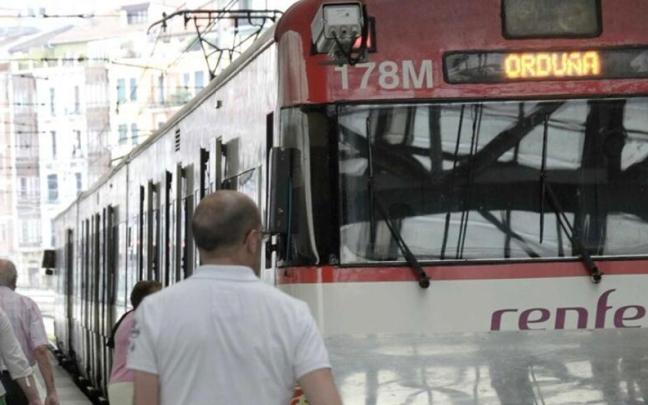 Varios pasajeros de Cercan&iacute;as, en la estaci&oacute;n de Abando.