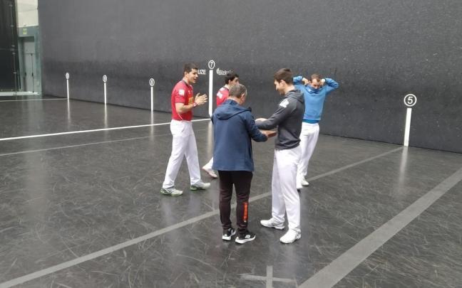 José Javier Zabaleta, Aitor Elordi, Jokin Altuna y Xabier Tolosa, en un instante de la elección de material del frontón Bizkaia de Bilbao. José Javier Zabaleta, Aitor Elordi, Jokin Altuna y Xabier Tolosa, en un instante de la elección de material del frontón Bizkaia de Bilbao.