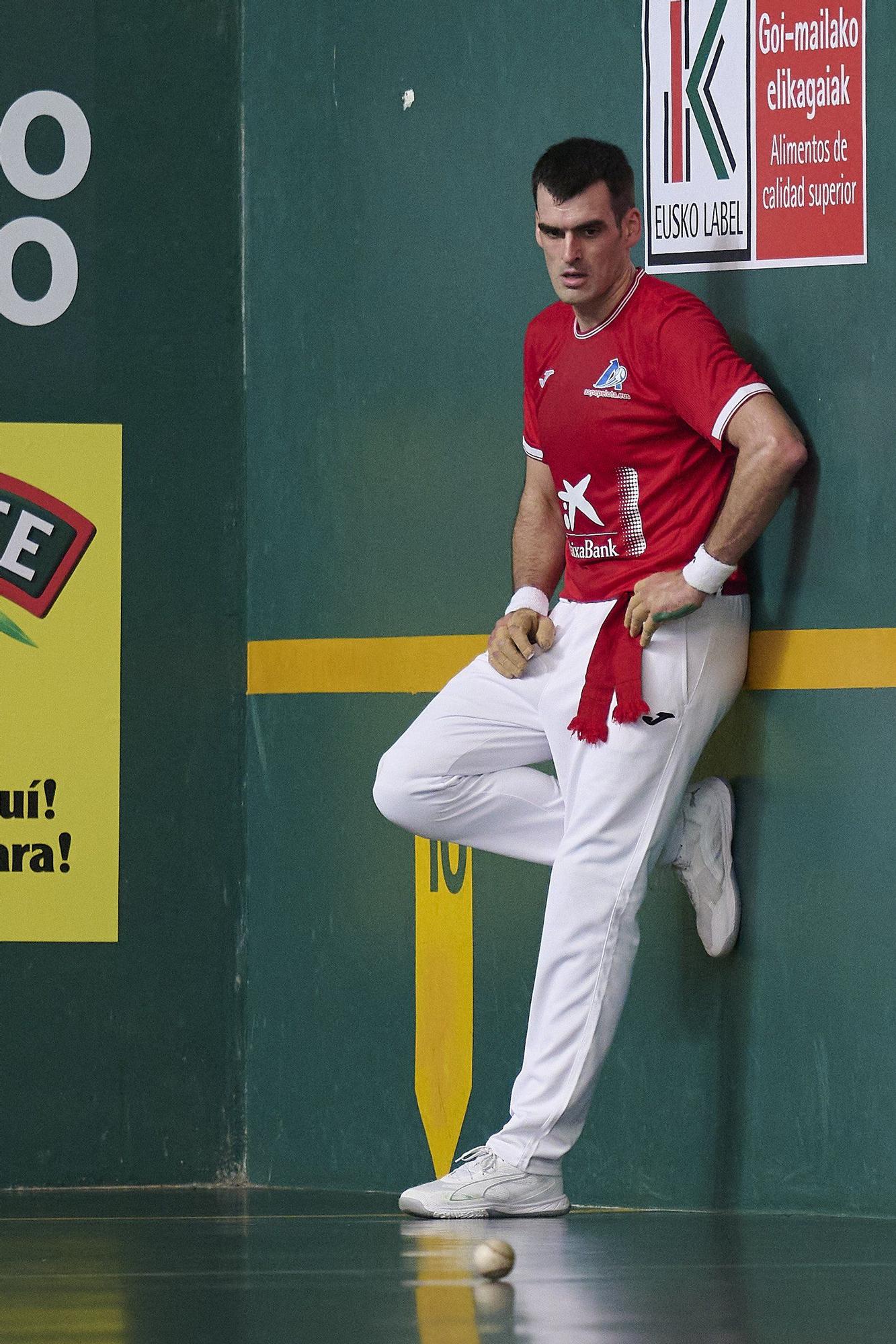 Erik Jaka se clasifica para los cuartos de final del Manomanista tras remontar ante Ezkurdia en Lizarra.