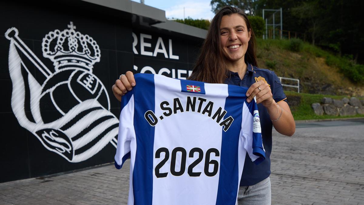 Olatz Santana muestra una camiseta realista con la fecha del fin de su contrato, 2026. / N.G.