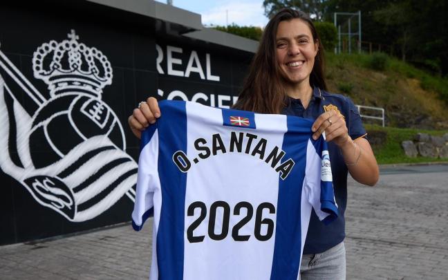 Olatz Santana muestra una camiseta realista con la fecha del fin de su contrato, 2026. / N.G.