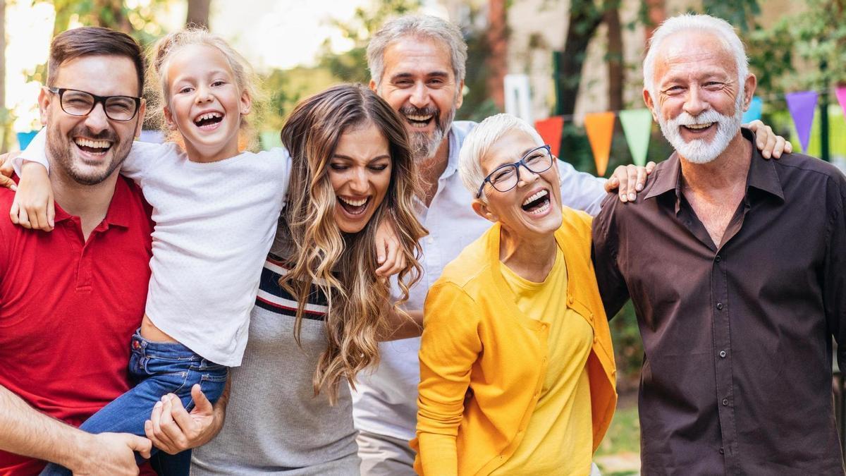 Hombres y mujeres de una misma familia posan divertidos para una foto.