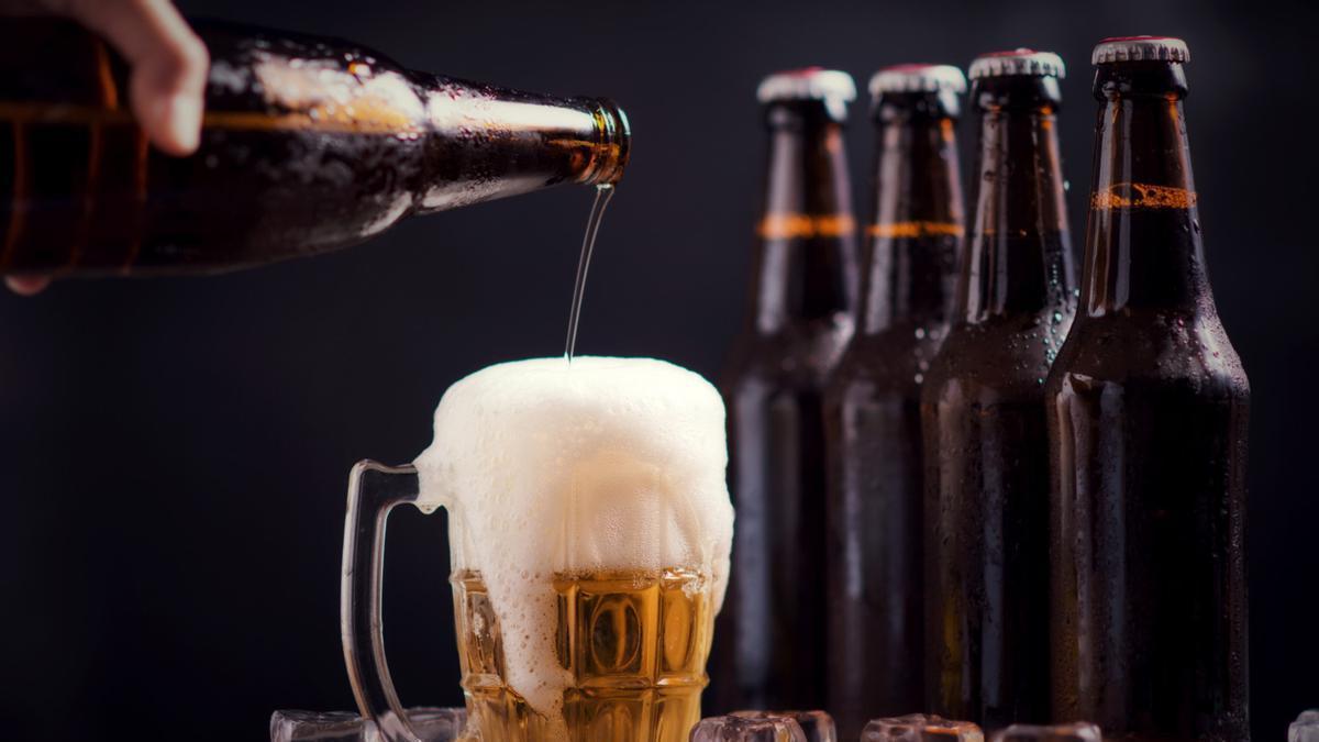 Tres botellines y una jarra de cerveza.