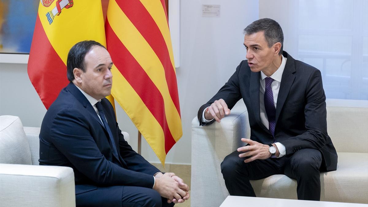 Sánchez recibe a Pérez Llorca por primera vez tras su investidura.
